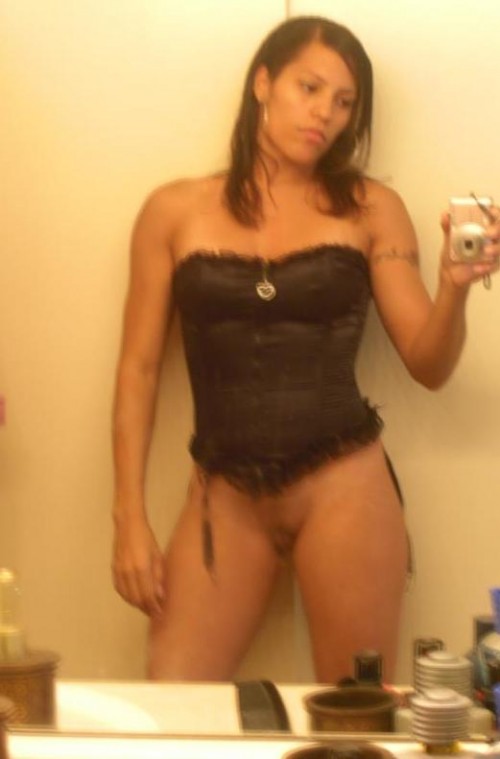 une beurette porte un corset sexe sans culotte