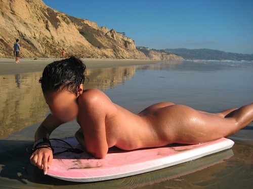 une femme nue sur le sable