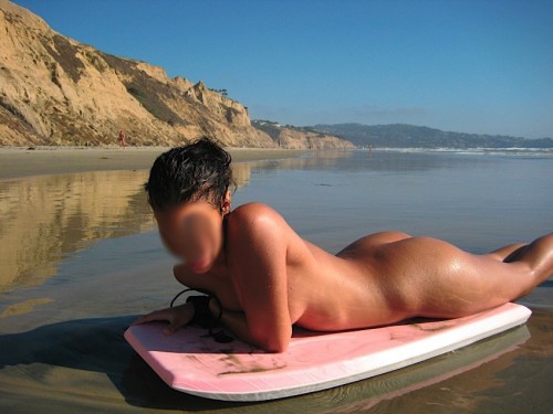 une femme cul nu sur le sable