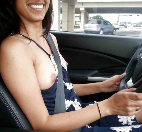 Beurette exhibe ses seins en voiture